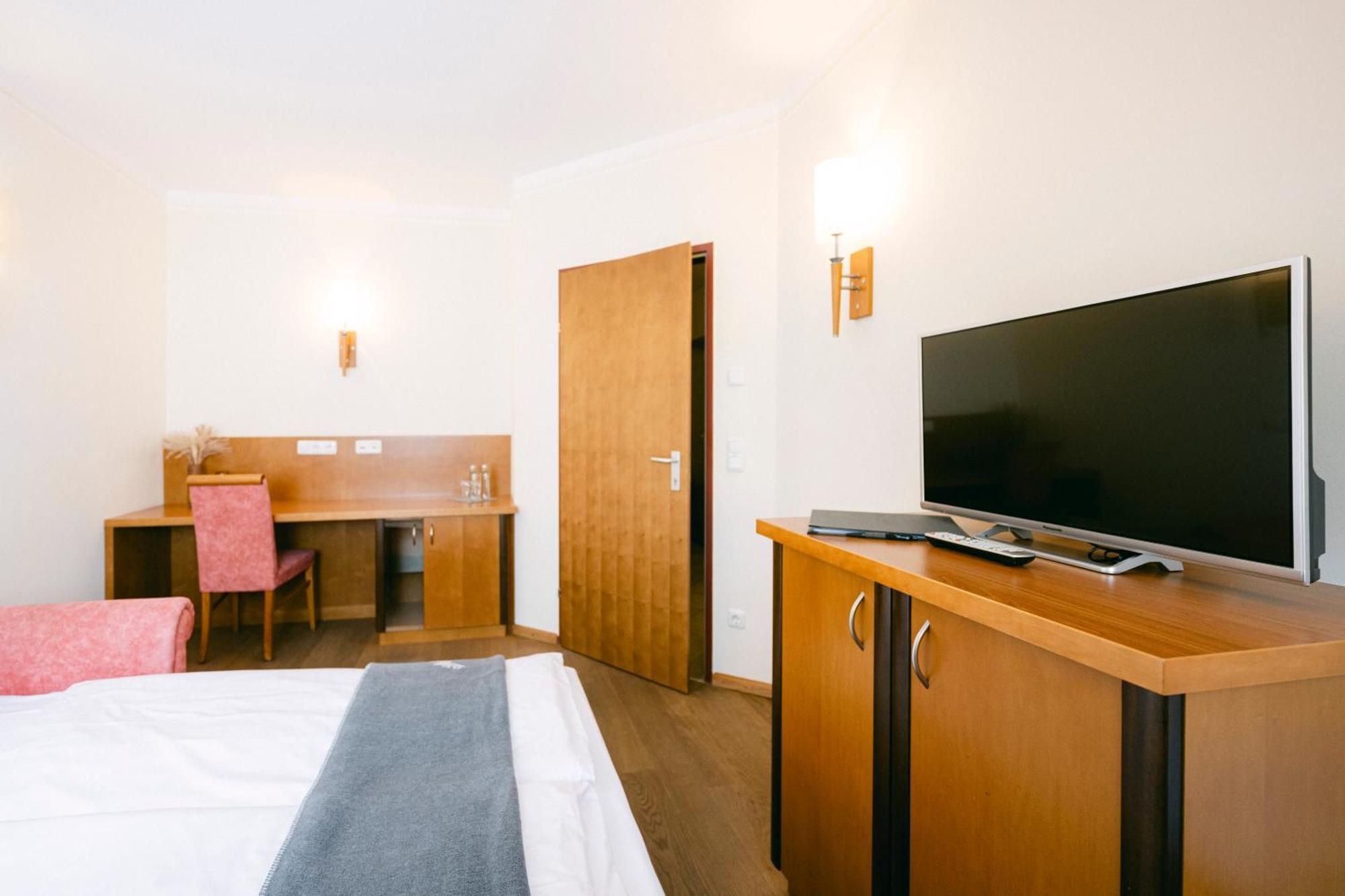 Gasthof Hotel Jaegerwirt Щрасвалхен Екстериор снимка